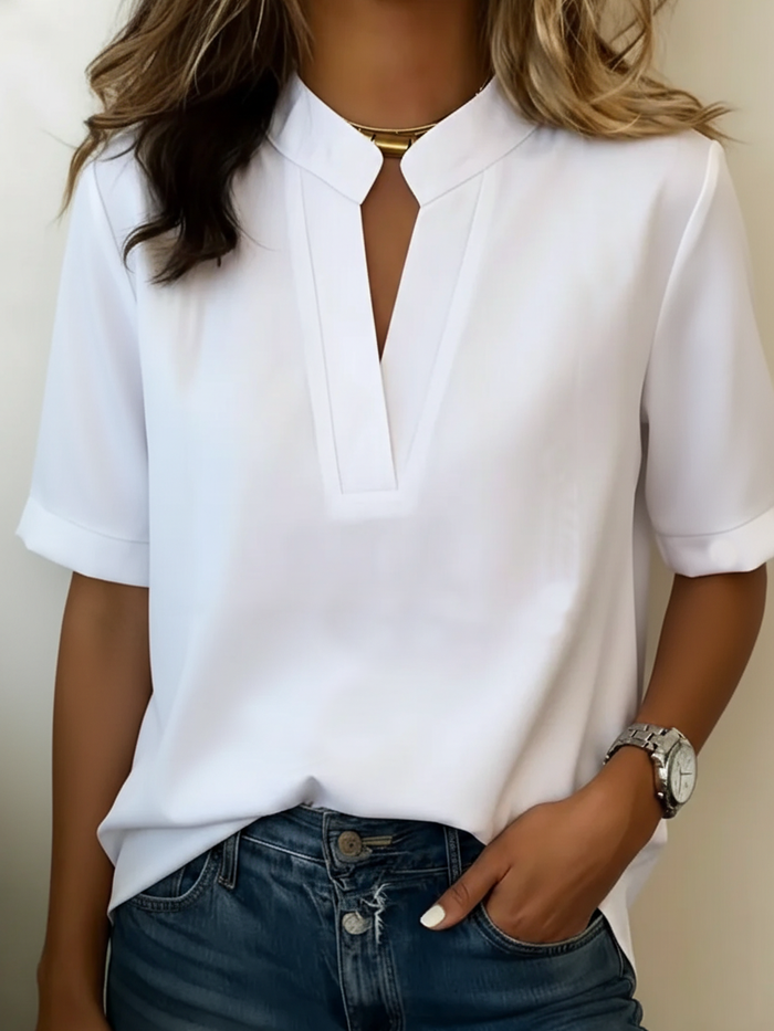 Pernille | Chic bluse med V-hals og gulddetalje