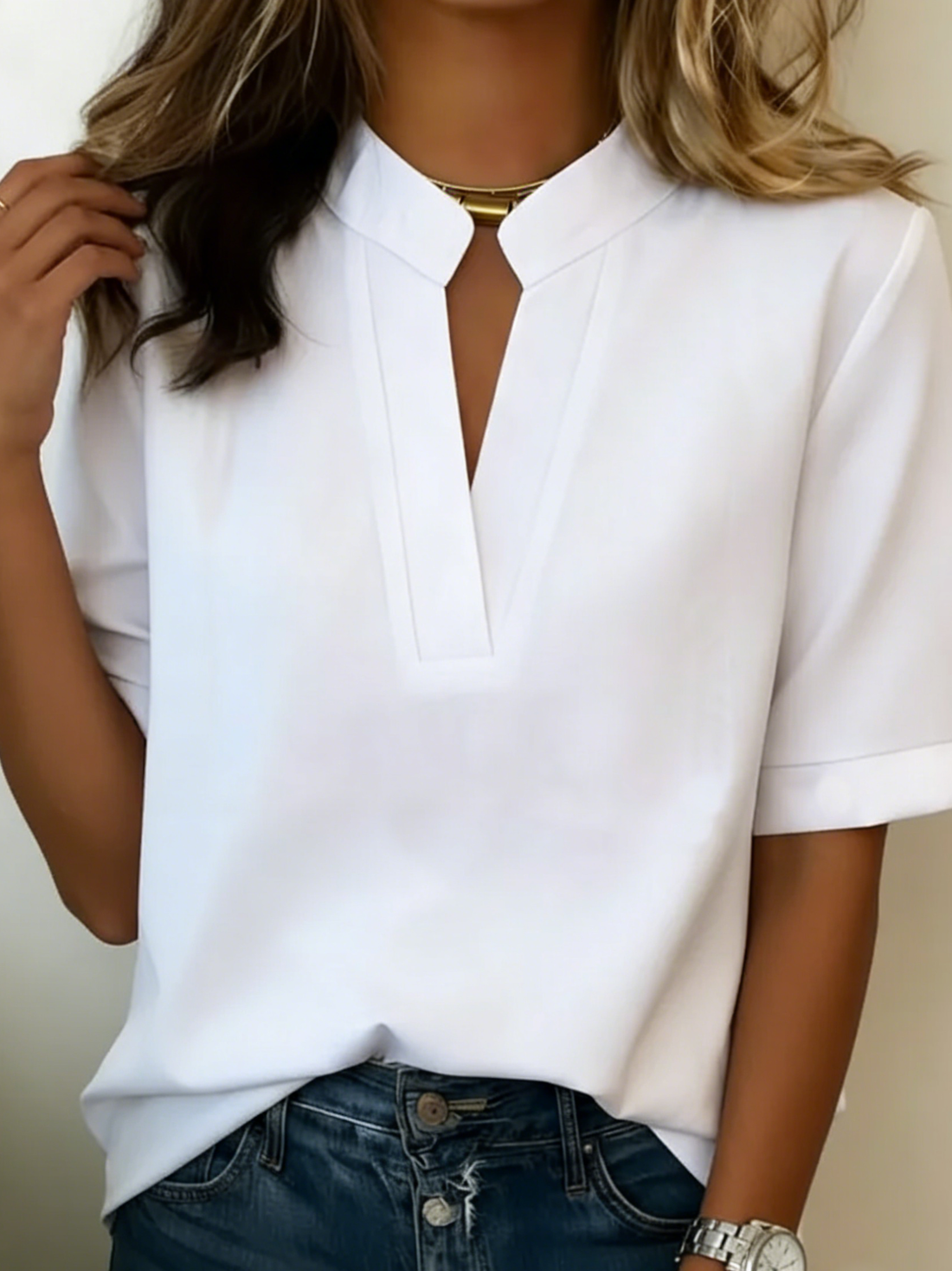 Pernille | Chic bluse med V-hals og gulddetalje