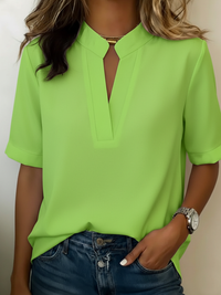 Pernille | Chic bluse med V-hals og gulddetalje