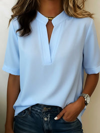 Pernille | Chic bluse med V-hals og gulddetalje