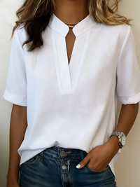 Pernille | Chic bluse med V-hals og gulddetalje