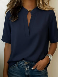 Pernille | Chic bluse med V-hals og gulddetalje