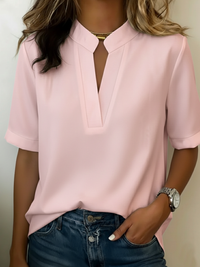 Pernille | Chic bluse med V-hals og gulddetalje